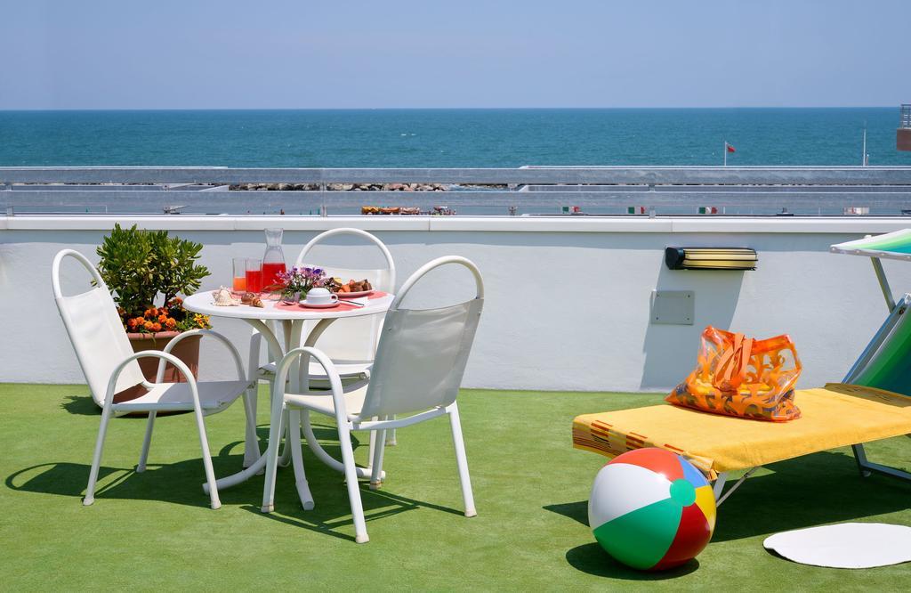 Hotel Ciondolo D'Oro Rimini Exterior foto