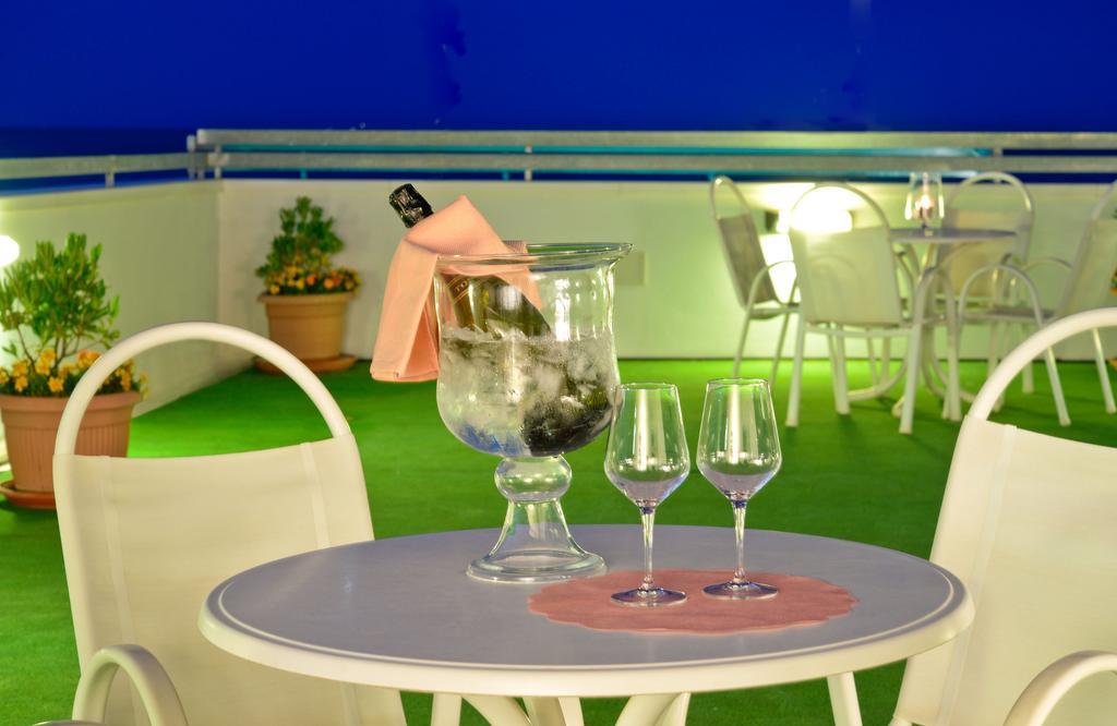 Hotel Ciondolo D'Oro Rimini Exterior foto
