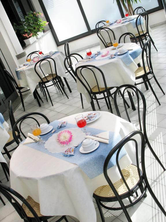 Hotel Ciondolo D'Oro Rimini Exterior foto
